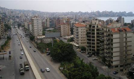 بالصور.. جريحان نتيجة انقلاب سيارة على اوتوستراد الكازينو