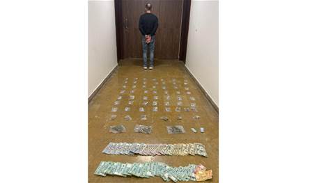 بالجرم المشهود.. شعبة المعلومات توقف مروجاً للمخدرات وهذا ما ضبطته