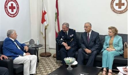 بلقائين في الصليب الأحمر ومستشفى اوتيل ديو.. رئيس جوقة الشرف الفرنسية ينهي زيارته للبنان 