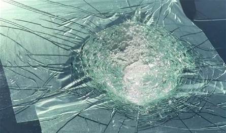 في حادثة نادرة تثير حيرة العلماء.. جسم غامض يصطدم بسيارة &quot;تسلا&quot;