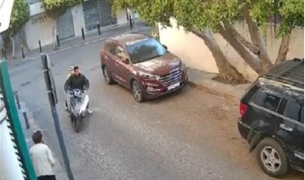 في منطقة الأشرفية... شاهدوا ما فعله شخصان بسيّدة مسنّة (فيديو)