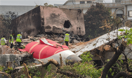 الناجي الوحيد من تحطم الطائرة الهندية: الله منحني الحياة وأخذ سعادتي