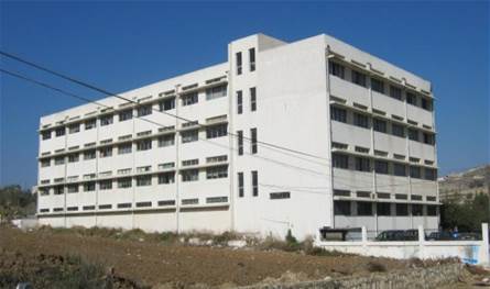 إشكال بين شبان سوريين يتحوّل إلى طعن بالسكين قرب مدرسة