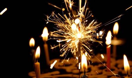 بكلمات رومانسية.. فنان شهير يحتفل بعيد ميلاد خطيبته (صور)