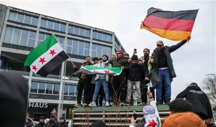 &quot;الحرب انتهت ولا مبرر للجوء&quot;.. ألمانيا تدعو الشرع لمناقشة ملف ترحيل السوريين