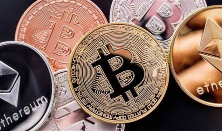 بعد هبوط &quot;بيتكوين&quot; لـ 104 آلاف دولار.. صدمة في سوق العملات المشفرة 