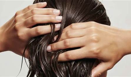 أخطاء تدمر شعرك المبلل.. ابتعدي عنها