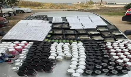 بالفيديو... ضبط سيارة محملة بالمتممات الغذائية المزورة