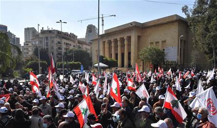 تجمع متقاعدي قوى الأمن الداخلي يدعو لاعتصام أمام بنك البحر المتوسط