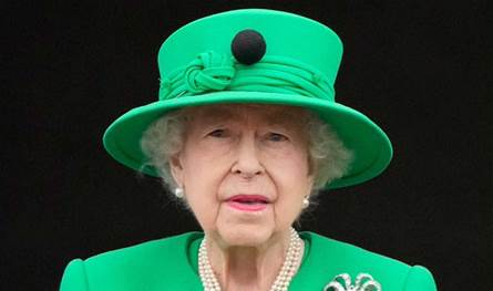 إقامة أكبر معرض لأزياء الملكة إليزابيث الثانية