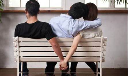 فوجئ بارتباطها بمطرب تجمعه به خلافات شديدة... فنان شهير يكشف خيانة حبيبته (فيديو)