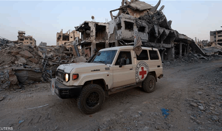 إسرائيل تتسلّم عبر الصليب الأحمر رفات رهينة من غزة