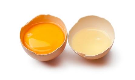 بياض البيض أم البيض الكامل.. أيهما أفضل للجسم؟