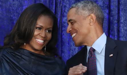 أوباما يغازل إحدى الفتيات.. وهكذا علّقت زوجته ميشيل على الأمر