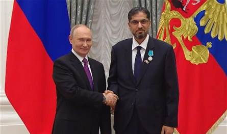 بوتين يقلد سفير الإمارات وسام بوشكين وهذا ما قاله الأخير بالروسية (فيديو) 