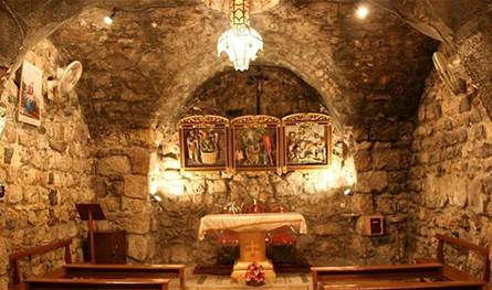 لقاء حاشد في قصر الاكاديمية المجرية في روما خلال عرض المرحلة الثالثة لترميم الكنائس التاريخية في لبنان