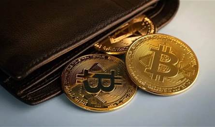 للمرة الأولى.. بيتكوين تتراجع دون 100 ألف دولار 