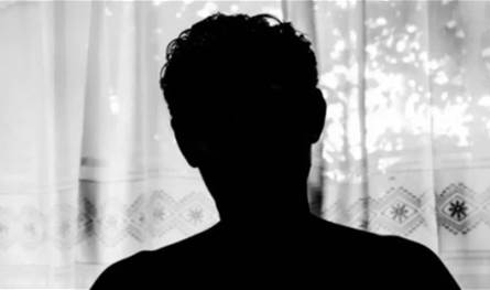 انهار وفقد السيطرة على نفسه.. فنان شهير يكشف خيانة حبيبته له مع مطرب شهير! (فيديو)