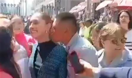 اقترب منها وقبلها ولمس جسدها.. رئيسة المكسيك تتعرّض لموقف محرج (فيديو)