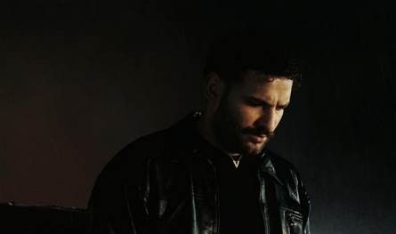 سيبيع كل ما يملك.. فنان شهير يُقرر الهجرة بعد عدم قدرته على إعالة أولاده (فيديو)