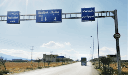 بعد تزايد الشكاوى... خضر يوجّه بإزالة المطبات العشوائية على طريق بعلبك – القاع