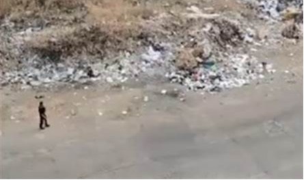 شابٌ أثار حالة من الرعب... إليكم ما كان يحمله في وسط الطريق (فيديو)