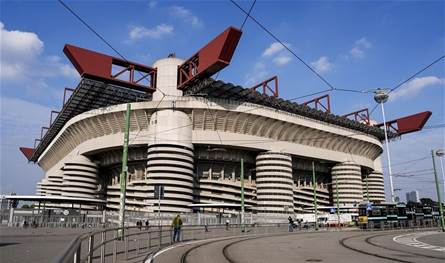 ميلان وإنتر ميلان يوقعان عقد شراء سان سيرو