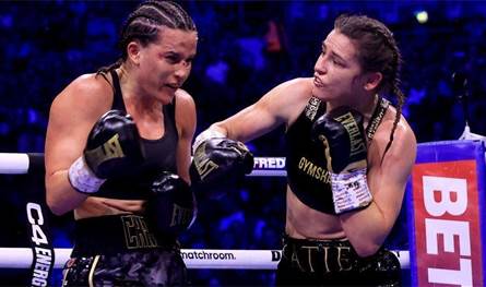 قرار صادم في الملاكمة النسائية... بطلة عالمية تنسحب إحتجاجًا!