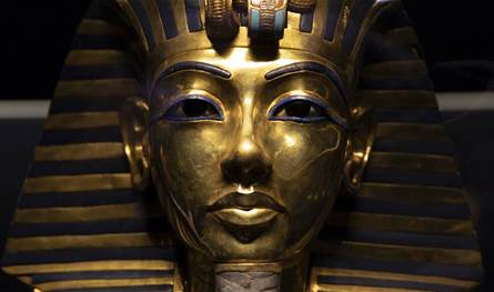 عرض تاريخي: كنوز توت عنخ آمون تُجمع لأول مرة في المتحف الكبير (صور)