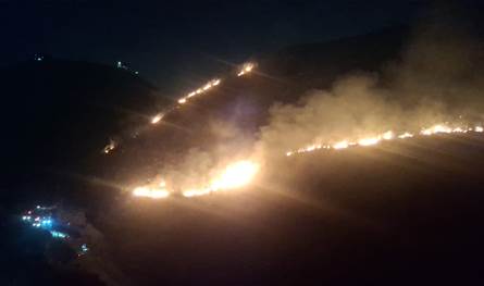 حريق كبير في إقليم الخروب.. النيران تتوسع ومساعٍ لإخمادها