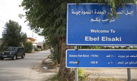 النيران امتدت إلى عدد من السيارات.. حريق كبير في إبل السقي