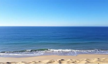 بمناسبة عيد ميلادها الثلاثين.. نجمة شهيرة أطلت عارية تماما على البحر! (صور)