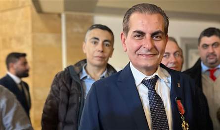 نقيب المحامين في طرابلس كرم المصوّر الصحافي رجائي المباشر