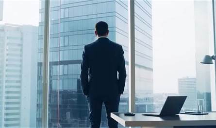 جريمة مروعة في دولة عربية.. رجل أعمال شهير يُقتل بعد بث مباشر للجاني!