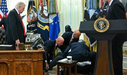 كان واقفاً قرب ترامب... شاهدوا بالفيديو لحظة سقوط أحد المسؤولين أرضاً في البيت الأبيض