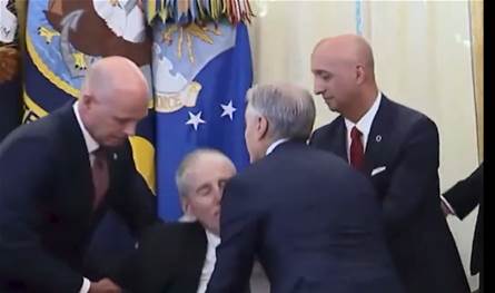 حالة إغماء خلال مؤتمر صحفي في البيت الأبيض.. شاهدوا ماذا فعل ترامب (فيديو)