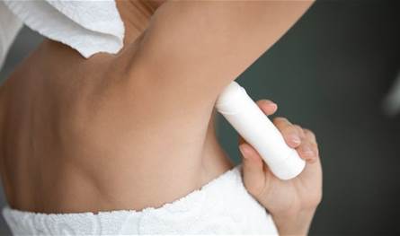 مزيل العرق.. هل يسبب السرطان؟