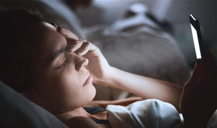 دراسة جديدة تكشف.. هل من علاقة بين الهواتف وقلة النوم؟