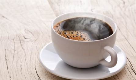 كيف يخفف الكافيين الصداع… ومتى يصبح سبباً له؟