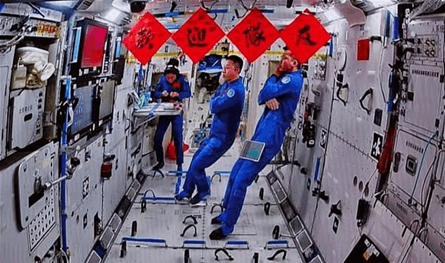 تقطّعت بهم السبل.. رواد فضاء عالقون في مركباتهم ومناشدة لماسك