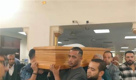 في غياب أهل الفنّ.. محمد رمضان شيّع والده وهو يبكي متأثّراً (فيديو)