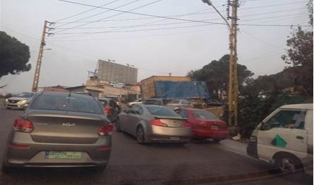 تعطل شاحنة عند كوع عاريا صعوداً وزحمة سير في المحلة