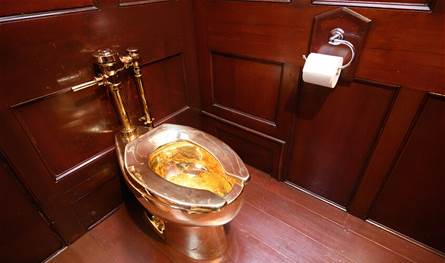 مرحاض ذهبي للبيع