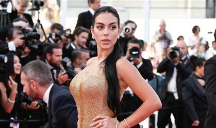 من داخل طائرة خاصة… جورجينا تنشر إطلالاتها الجديدة شاهدوها