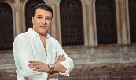 بعد تعرّضه لوعكة مفاجئة... نقيب المهن الموسيقية يطمئن جمهور محمد منير على حالته الصحية