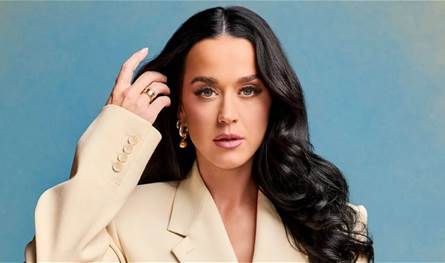 من أمام برج إيفل... إطلالة جديدة لكاتي بيري بفستان مفتوح عند الساق (صور)