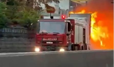 بالفيديو: اندلاع حريق في شاحنة على أوتوستراد غزير