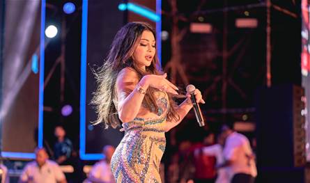 معجب يقتحم المسرح خلال حفل هيفا وهبي في الأردن.. والأمن يتدخل (فيديو)