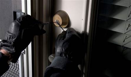 لص دخل وسرق منزل سيدة.. ولكن ما حصل لاحقا غير متوقع!