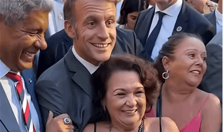 ماكرون بين سيدتين.. وتعليقات ساخرة (فيديو)
